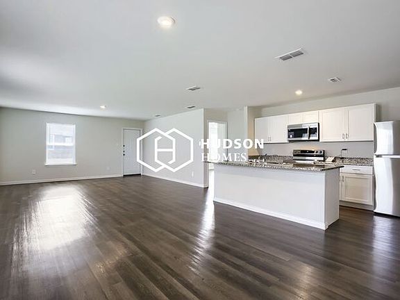 5th image of 470 Bobbie St