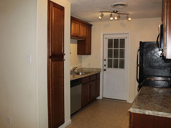 4th image of 4 Oakmont Cir