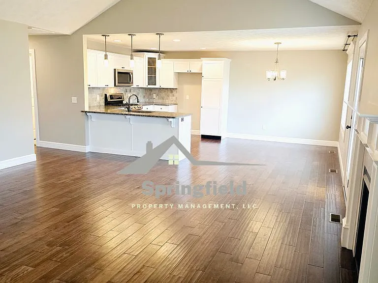 4559 E Cromwell St — Photo 3