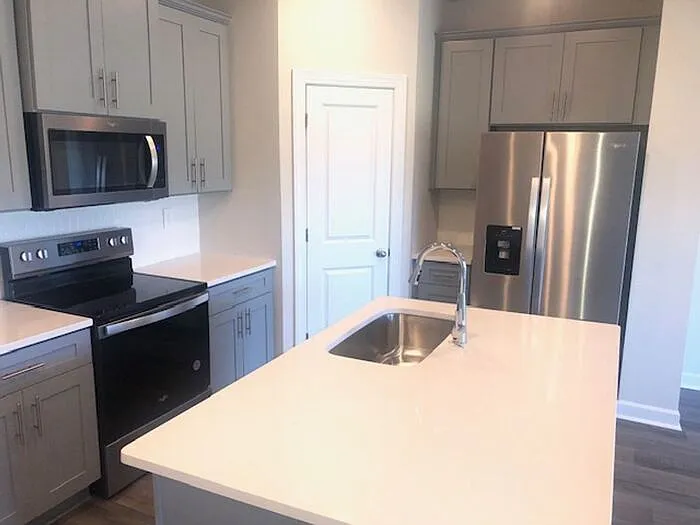 3 bed, 2.0 bath, 1852 sqft, $1,895 — Photo 2