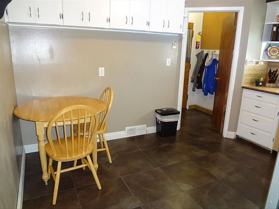 4th image of 215 Holbrook Dr