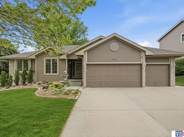 21780 Ponderosa Dr, Gretna, NE 68028