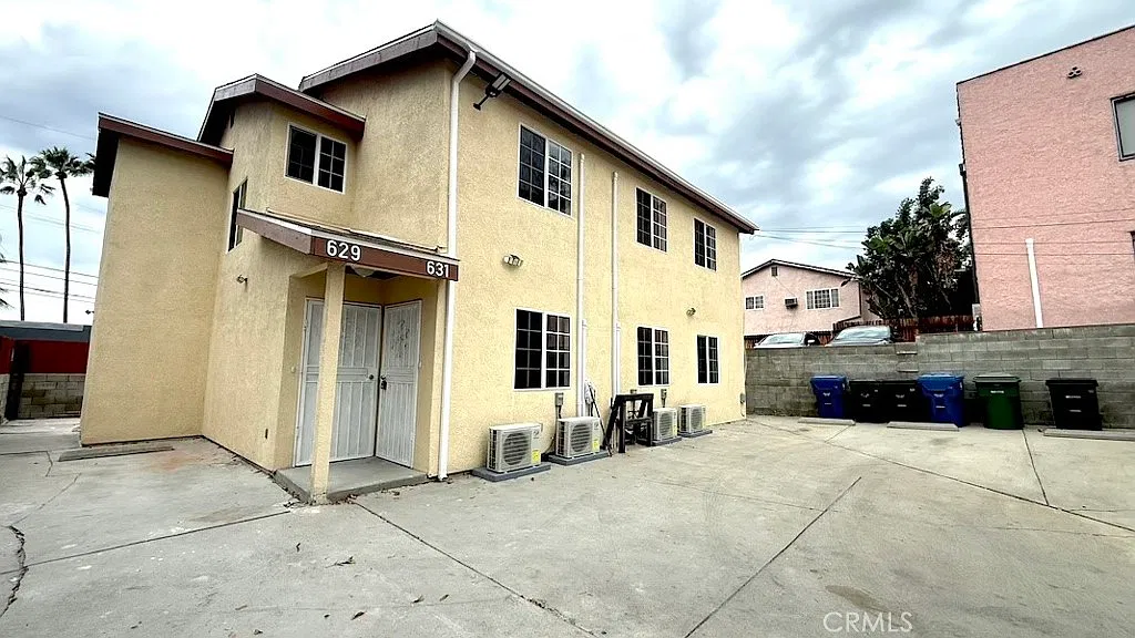 9 bed, 3377 sqft, $4,100 — Photo 1