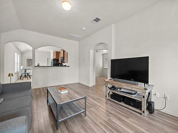 3rd image of 621 Amber Ln