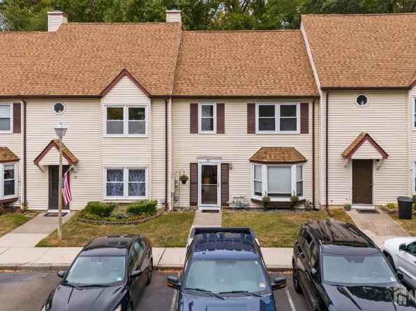 31 Colonial Ct, Jackson, NJ 08527