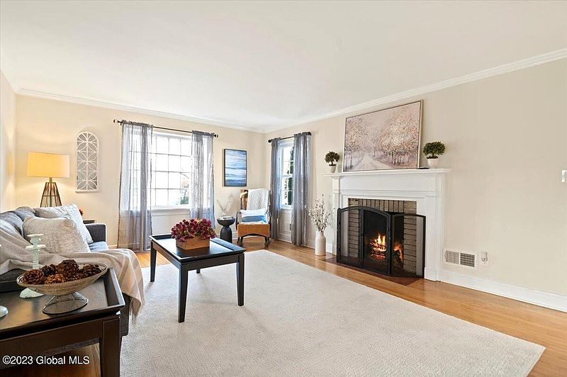 3rd image of 205 Colonial Avenue