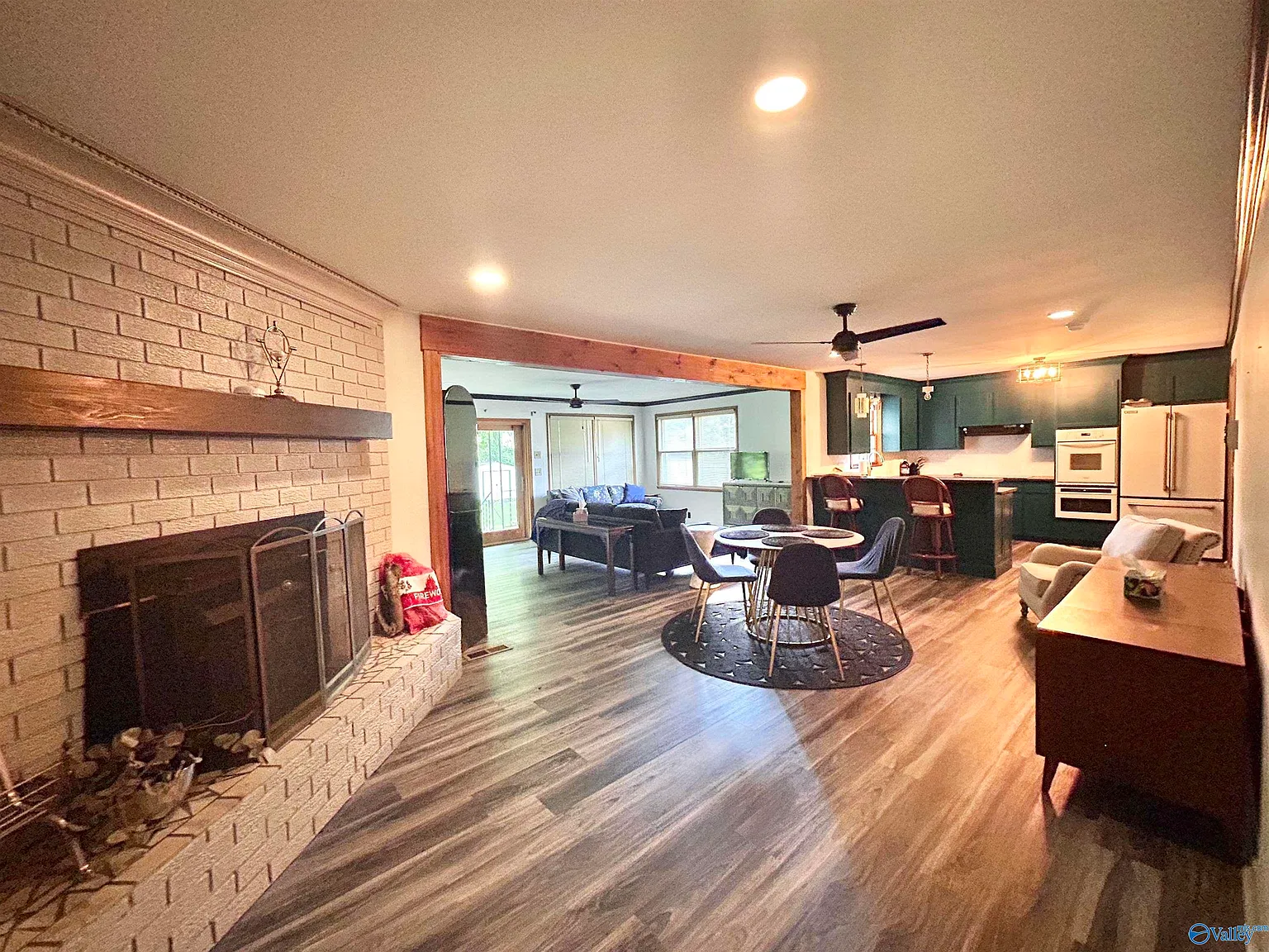 3 bed, 3.5 bath, 2431 sqft, $2,500 — Photo 2
