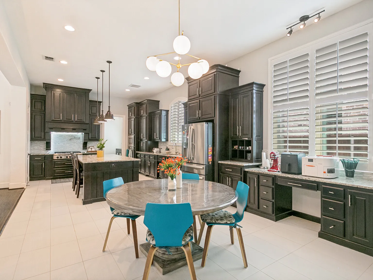 5 bed, 4.5 bath, 4513 sqft, $4,999 — Photo 2