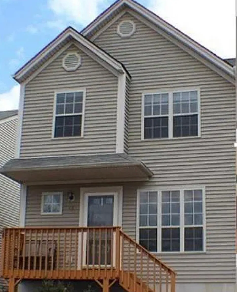 3 bed, 1.5 bath, 2100 sqft, $3,400 — Photo 1
