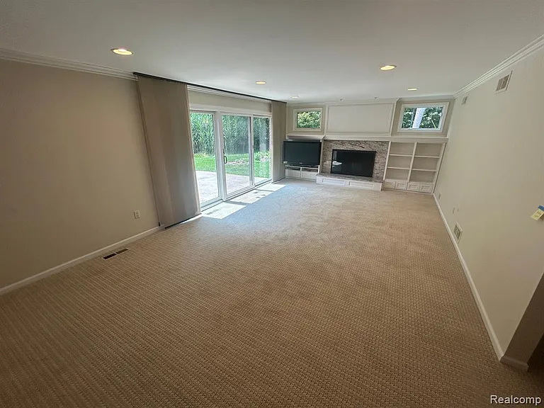 24915 Lakeland St — Photo 11