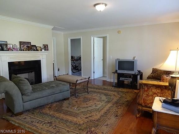 4th image of 208 Tree Haven Blvd