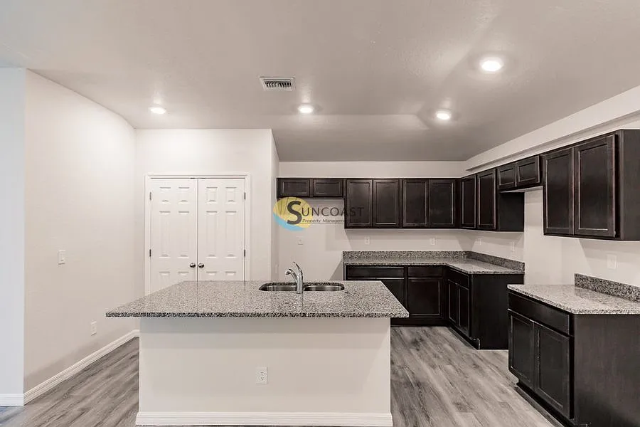 Beautiful 2BR Home with Granite Countertops — Photo 3