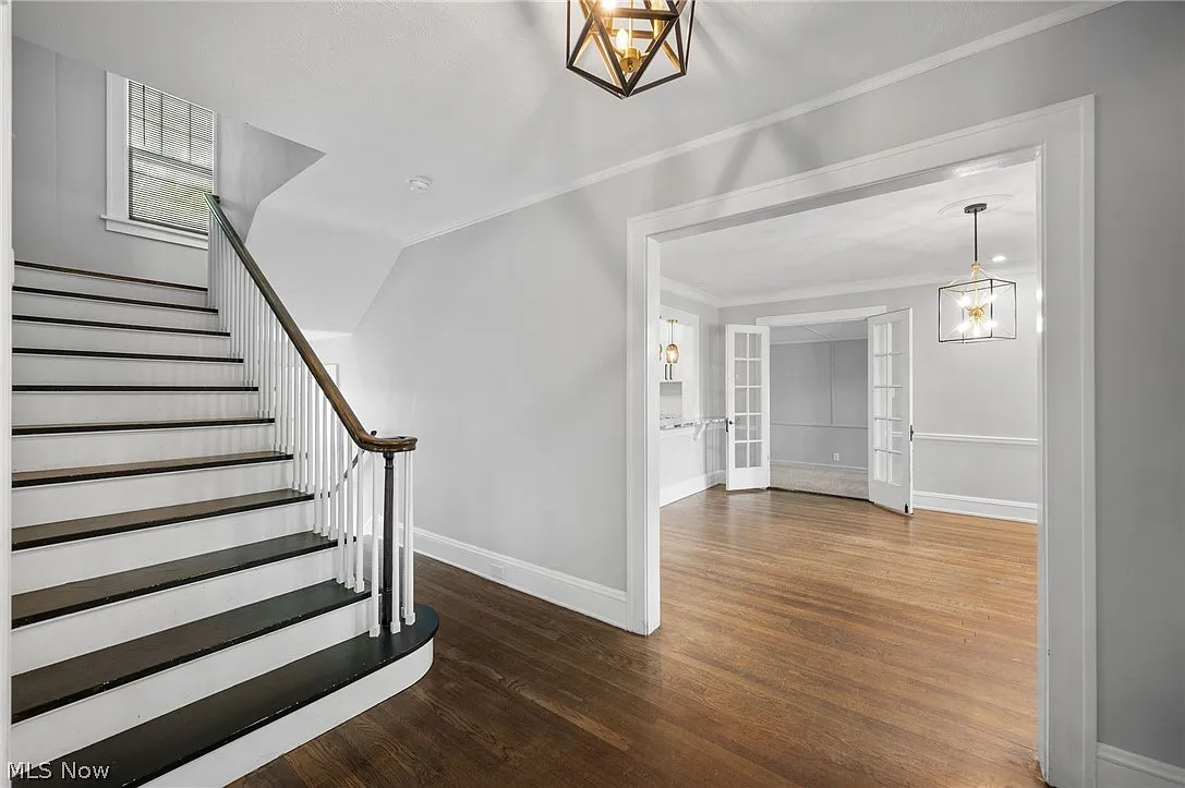 5 bed, 3.5 bath, 2562 sqft, $4,000 — Photo 2