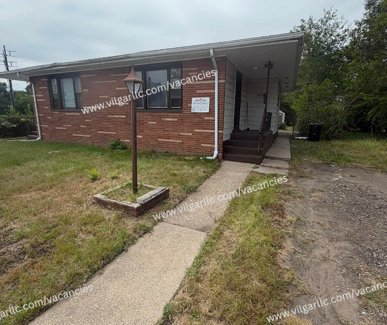 1810-12 Virginia St — Photo 1
