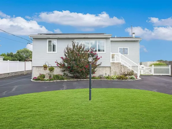 220 W Lake Drive, Lindenhurst, NY 11757