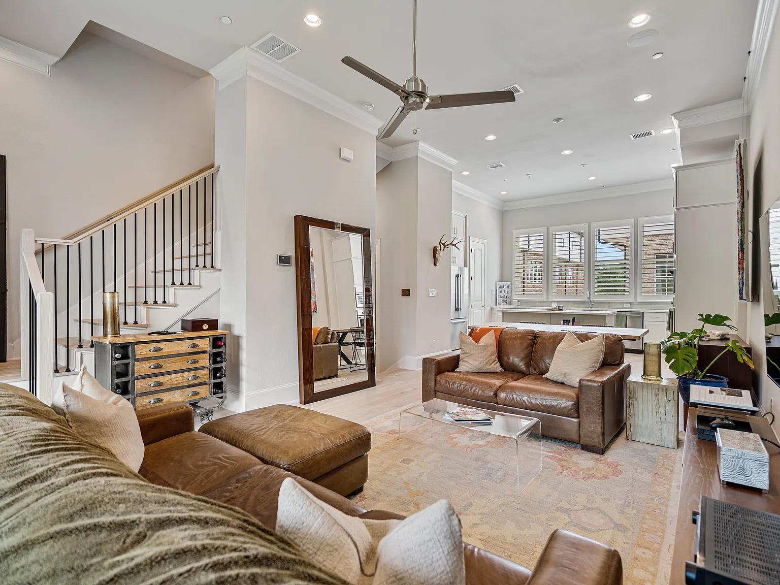 3 bed, 3.5 bath, 2059 sqft, $4,500 — Photo 3