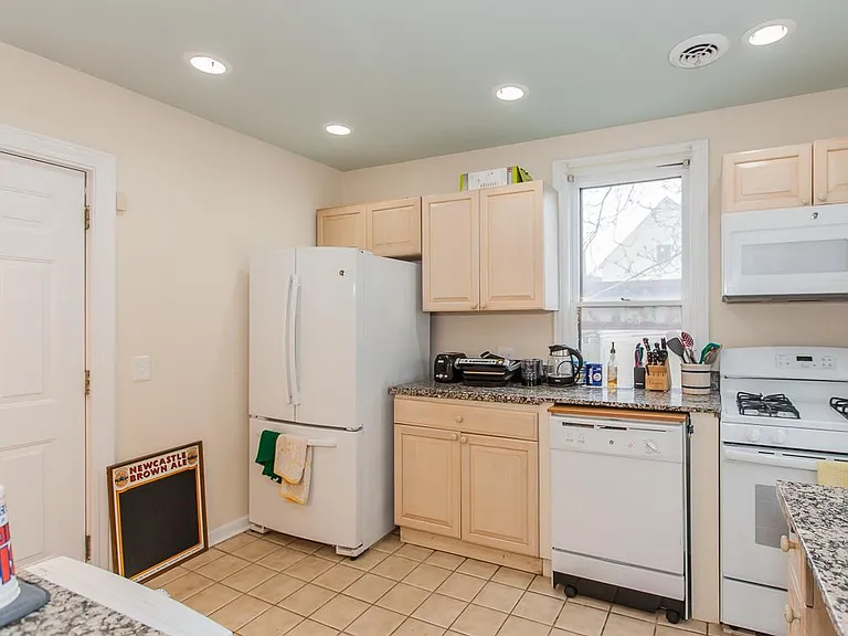 1116 W Roscoe St #2 — Photo 5