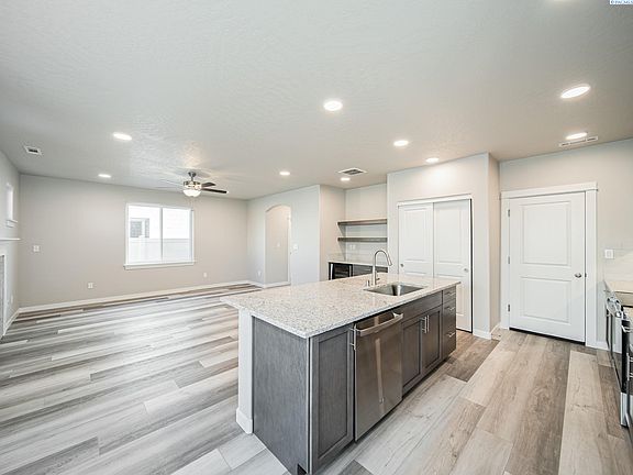 4th image of 722 Snowking St
