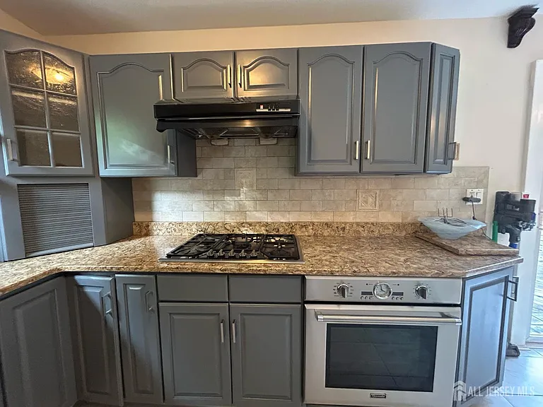 8 Julie Dr — Photo 10