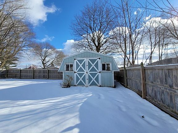 3rd image of 413 Garden City Dr