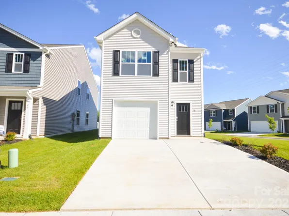 18 Lillian Ln, Hendersonville, NC 28792