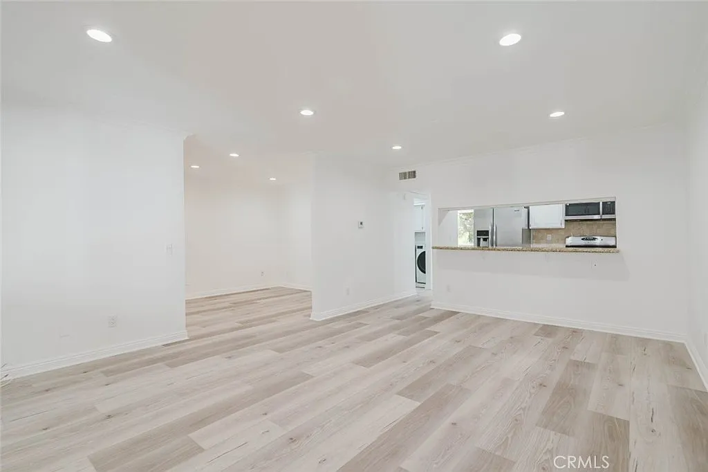 333 Burchett St — Photo 2