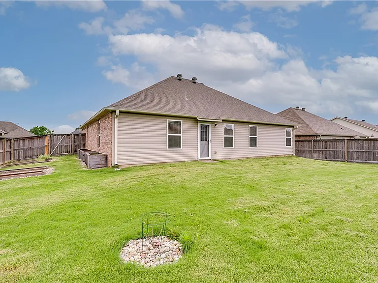 705 SW River Rock St — Photo 21