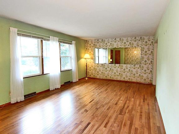 4th image of 2552 Meadow Ln