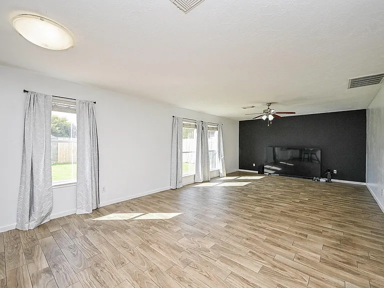 2534 Halstead Dr — Photo 17