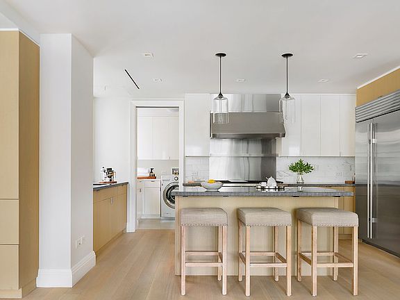 4th image of 141 E 88th St Ph 11A