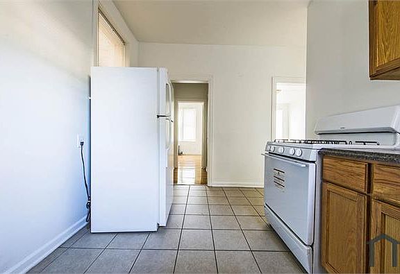 4th image of 148 N La Crosse Ave #1