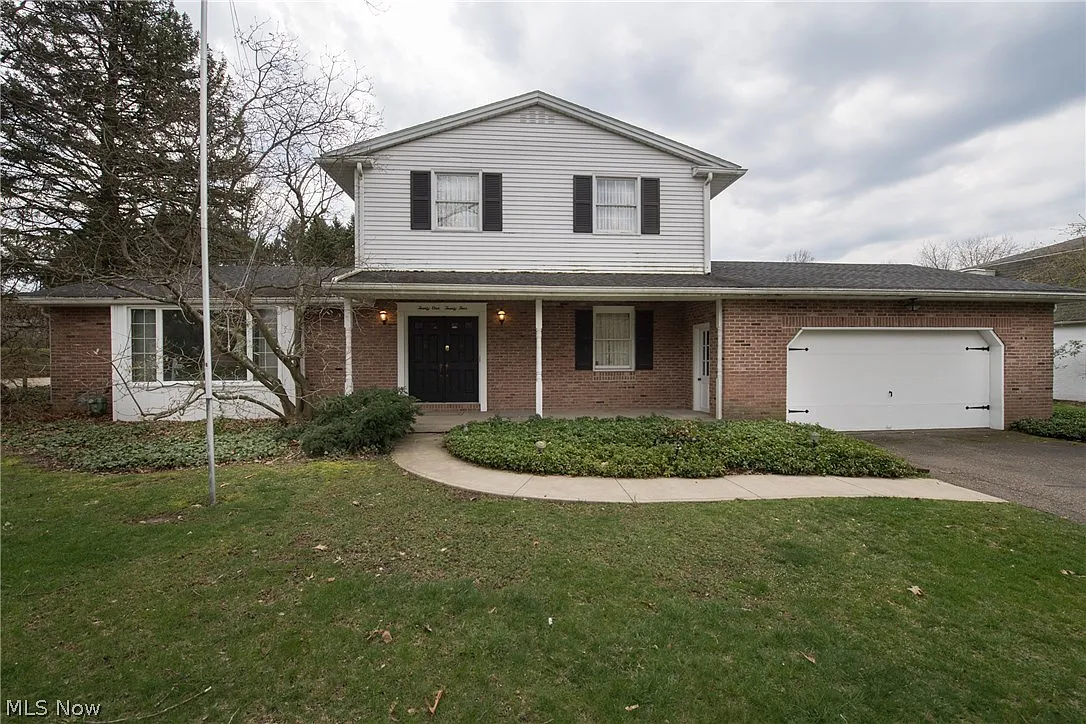 2124 Hunting Valley NW photo 1