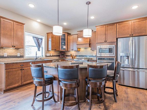 3rd image of 15831 Creekside Ln