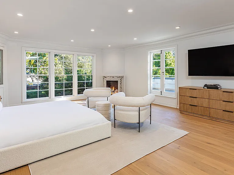702 N Beverly Dr — Photo 31