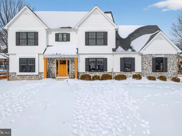 103 E Woods Dr, Lititz, PA 17543