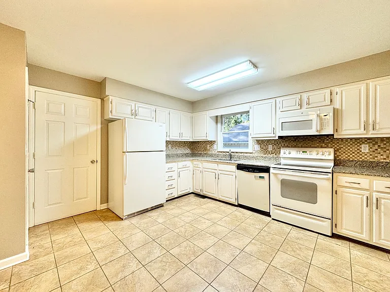 2015 Warwickshire Dr — Photo 9
