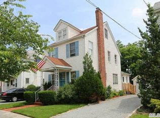 114 Saint Marks Pl, Roslyn Heights, NY 11577