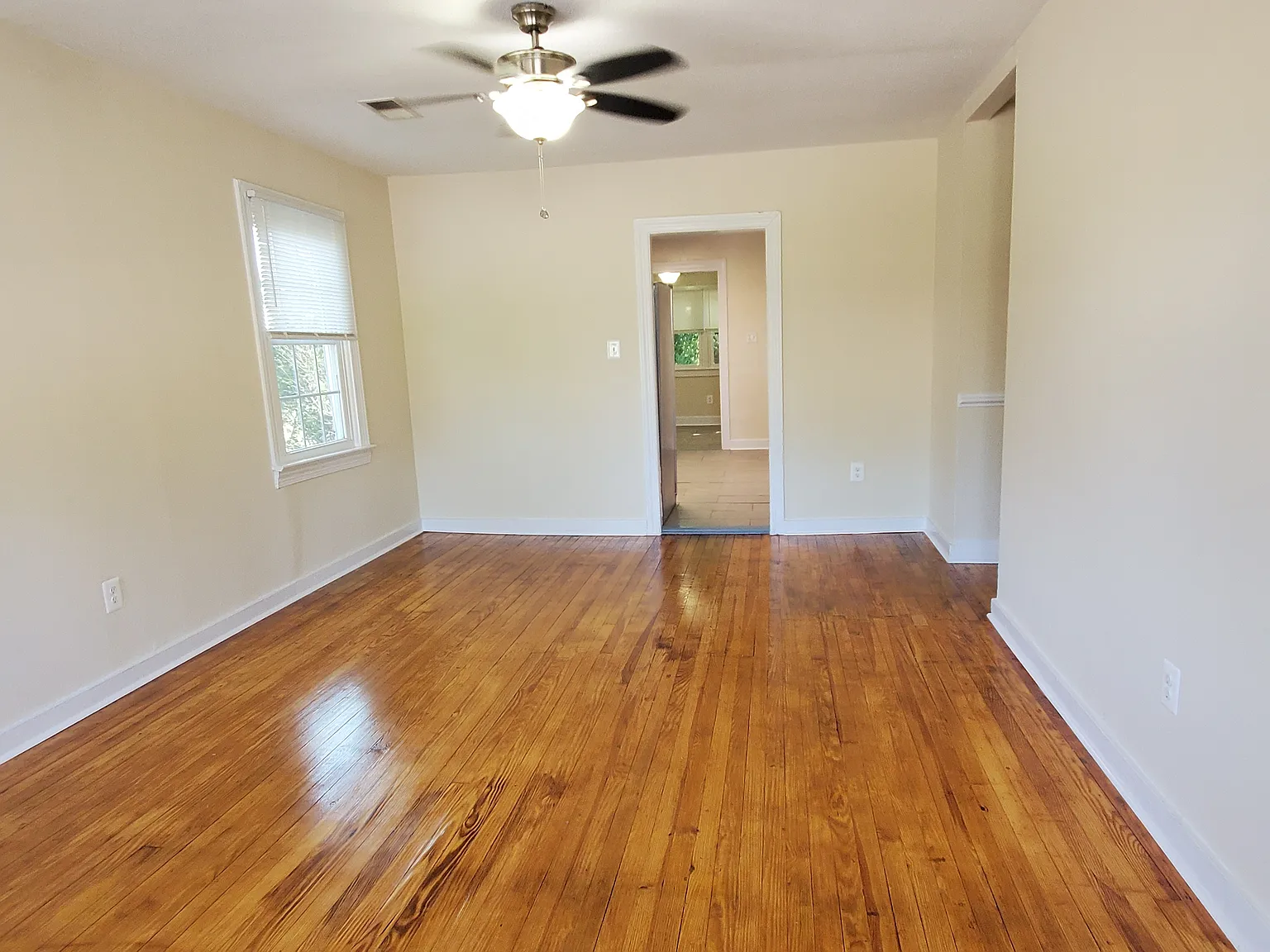 3 bed, 960 sqft, $1,695 — Photo 3