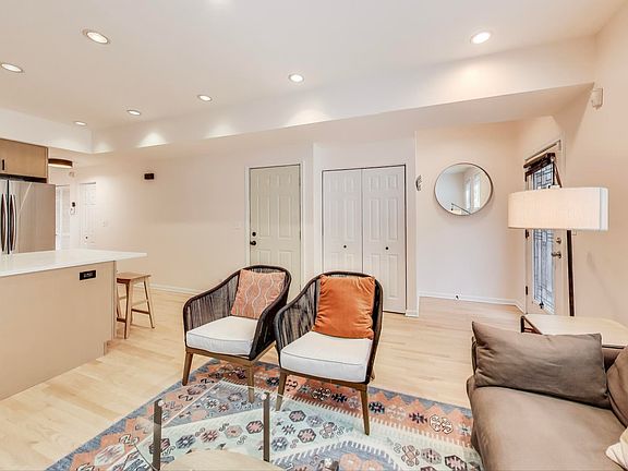 5th image of 1448 W Walton St #1
