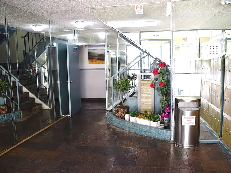 Wilshire Occidental — Photo 6