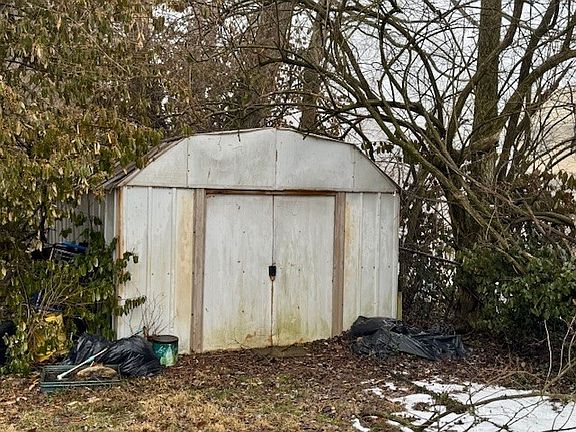 3rd image of 820 Ernroe Dr