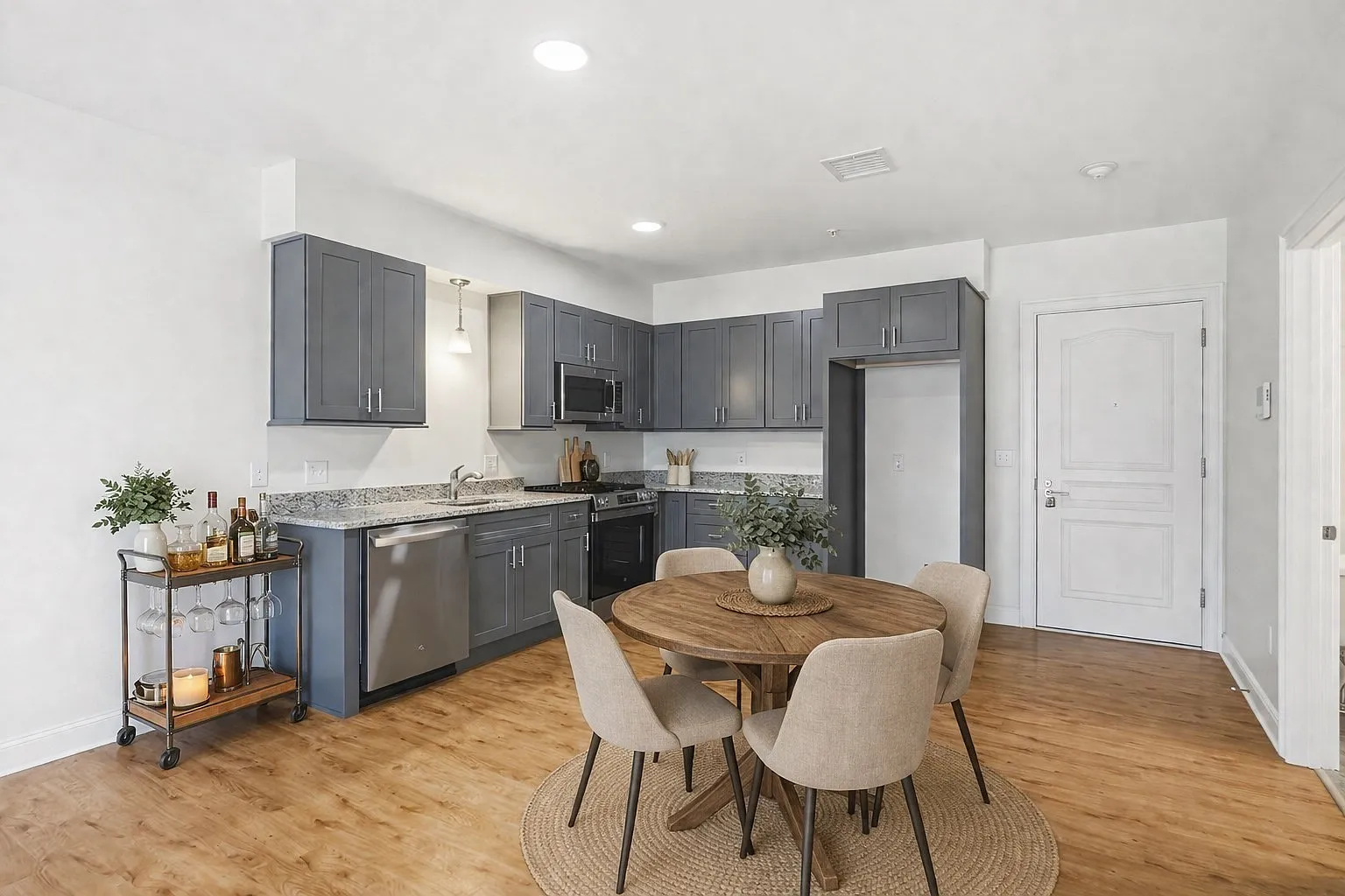 1 bed, 715 sqft, $2,300 — Photo 2