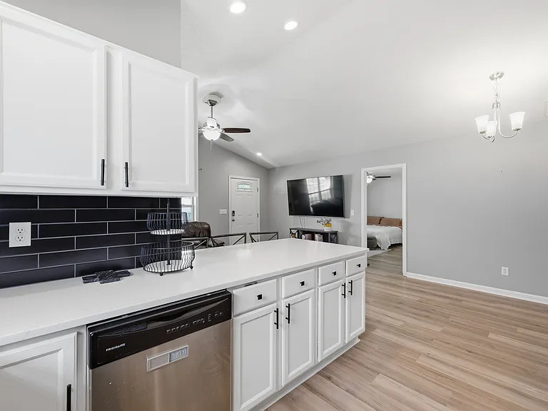 606 Kent St — Photo 12