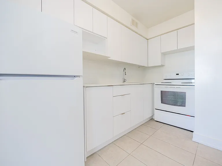 33 Erskine Ave — Photo 31