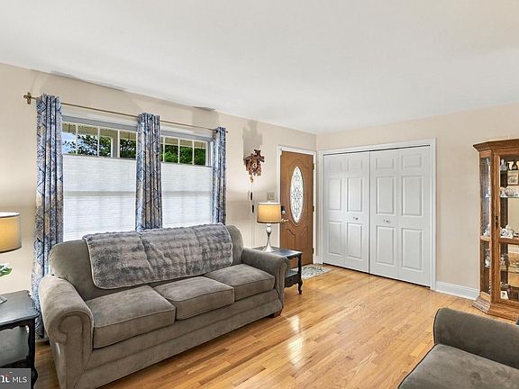 2nd image of 160 Dartmouth Ln