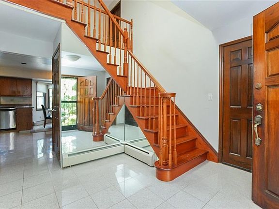 3rd image of 901 Ionia Ave