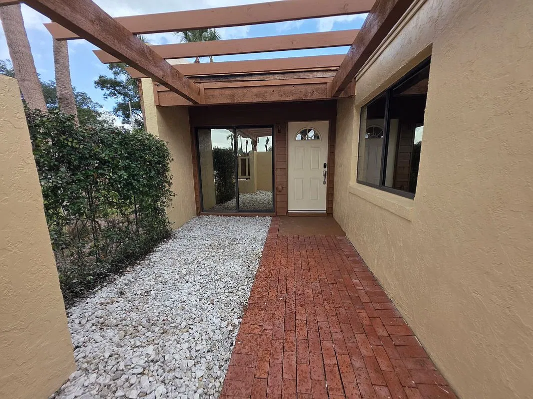 3 bed, 2.0 bath, 1502 sqft, $2,300 — Photo 3