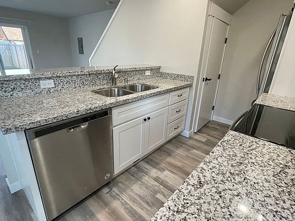 5th image of 302 Washington Ave SW #B