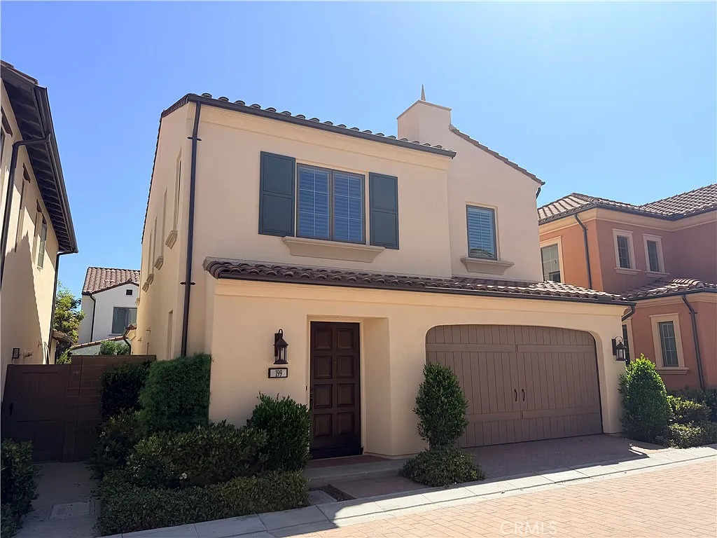 3 bed, 2.5 bath, 1920 sqft, $5,400 — Photo 1