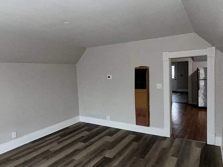 120 E Spring St — Photo 2